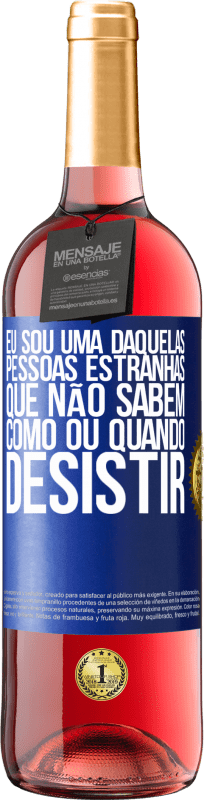 29,95 € | Vinho rosé Edição ROSÉ Eu sou uma daquelas pessoas estranhas que não sabem como ou quando desistir Etiqueta Azul. Etiqueta personalizável Vinho jovem Colheita 2024 Tempranillo