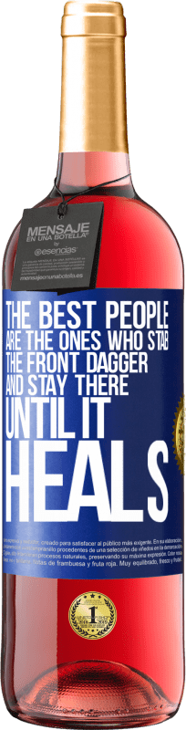 29,95 € Free Shipping | Rosé Wine ROSÉ Edition The best people are the ones who stab the front dagger and stay there until it heals Blue Label. Customizable label Young wine Harvest 2023 Tempranillo