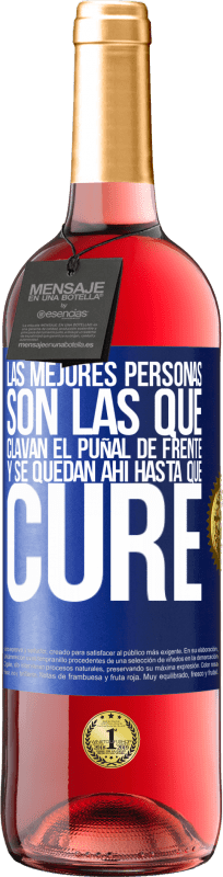 29,95 € Envío gratis | Vino Rosado Edición ROSÉ Las mejores personas son las que clavan el puñal de frente y se quedan ahí hasta que cure Etiqueta Azul. Etiqueta personalizable Vino joven Cosecha 2024 Tempranillo