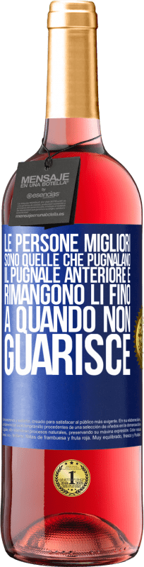 29,95 € | Vino rosato Edizione ROSÉ Le persone migliori sono quelle che pugnalano il pugnale anteriore e rimangono lì fino a quando non guarisce Etichetta Blu. Etichetta personalizzabile Vino giovane Raccogliere 2024 Tempranillo