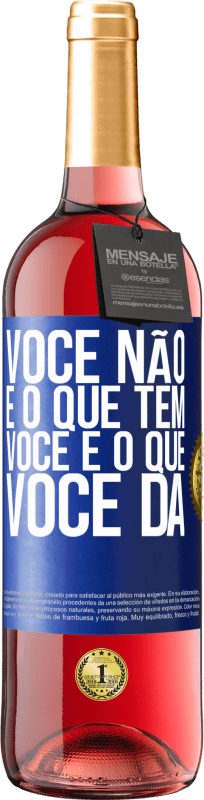 29,95 € Envio grátis | Vinho rosé Edição ROSÉ Você não é o que tem. Você é o que você dá Etiqueta Azul. Etiqueta personalizável Vinho jovem Colheita 2024 Tempranillo