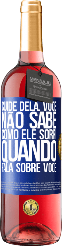 29,95 € | Vinho rosé Edição ROSÉ Cuide dela. Você não sabe como ele sorri quando fala sobre você Etiqueta Azul. Etiqueta personalizável Vinho jovem Colheita 2025 Tempranillo