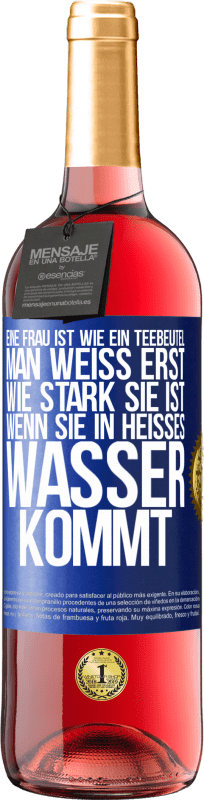 29,95 € | Roséwein ROSÉ Ausgabe Eine Frau ist wie ein Teebeutel. Man weiß erst, wie stark sie ist, wenn sie in heißes Wasser kommt Blaue Markierung. Anpassbares Etikett Junger Wein Ernte 2024 Tempranillo