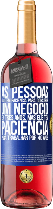 29,95 € | Vinho rosé Edição ROSÉ As pessoas não têm paciência para construir um negócio em três anos. Mas ele tem paciência para trabalhar por 40 anos Etiqueta Azul. Etiqueta personalizável Vinho jovem Colheita 2024 Tempranillo