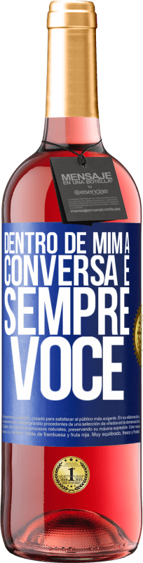 Envio grátis | Vinho rosé Edição ROSÉ Dentro de mim, as pessoas sempre falam sobre você Etiqueta Azul. Etiqueta personalizável Vinho jovem Colheita 2023 Tempranillo