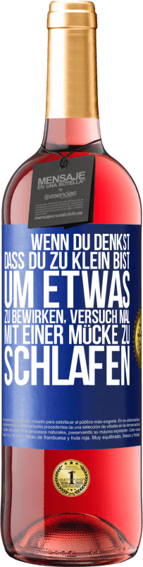 29,95 € | Roséwein ROSÉ Ausgabe Wenn du denkst, dass du zu klein bist, um etwas zu bewirken, versuch mal, mit einer Mücke zu schlafen Blaue Markierung. Anpassbares Etikett Junger Wein Ernte 2024 Tempranillo