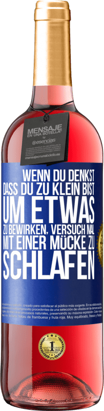 29,95 € | Roséwein ROSÉ Ausgabe Wenn du denkst, dass du zu klein bist, um etwas zu bewirken, versuch mal, mit einer Mücke zu schlafen Blaue Markierung. Anpassbares Etikett Junger Wein Ernte 2025 Tempranillo
