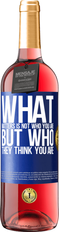 29,95 € | Rosé Wine ROSÉ Edition What matters is not who you are, but who they think you are Blue Label. Customizable label Young wine Harvest 2024 Tempranillo