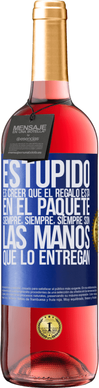 29,95 € Envío gratis | Vino Rosado Edición ROSÉ Estúpido es creer que el regalo está en el paquete. Siempre, siempre, siempre son las manos que lo entregan Etiqueta Azul. Etiqueta personalizable Vino joven Cosecha 2023 Tempranillo