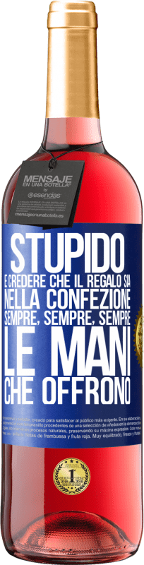 29,95 € Spedizione Gratuita | Vino rosato Edizione ROSÉ Stupido è credere che il regalo sia nella confezione. Sempre, sempre, sempre le mani che offrono Etichetta Blu. Etichetta personalizzabile Vino giovane Raccogliere 2025 Tempranillo