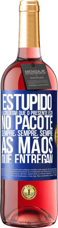 Envio grátis | Vinho rosé Edição ROSÉ Estúpido é acreditar que o presente está no pacote. Sempre, sempre, sempre as mãos que entregam Etiqueta Azul. Etiqueta personalizável Vinho jovem Colheita 2023 Tempranillo