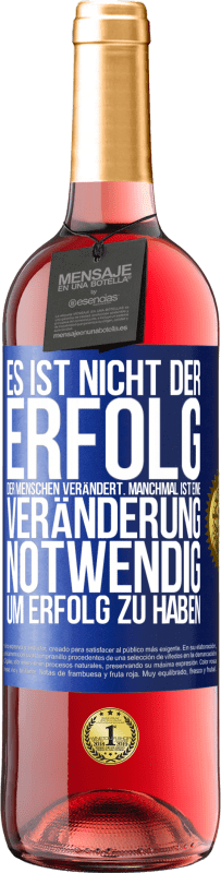 29,95 € Kostenloser Versand | Roséwein ROSÉ Ausgabe Es ist nicht der Erfolg, der Menschen verändert. Manchmal ist eine Veränderung notwendig um Erfolg zu haben Blaue Markierung. Anpassbares Etikett Junger Wein Ernte 2023 Tempranillo