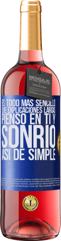 Envío gratis | Vino Rosado Edición ROSÉ Es todo más sencillo que explicaciones largas. Pienso en ti y sonrío. Así de simple Etiqueta Azul. Etiqueta personalizable Vino joven Cosecha 2023 Tempranillo