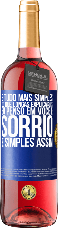 29,95 € | Vinho rosé Edição ROSÉ É tudo mais simples do que longas explicações. Eu penso em você e sorrio. É simples assim Etiqueta Azul. Etiqueta personalizável Vinho jovem Colheita 2024 Tempranillo