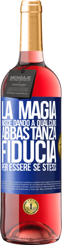 Spedizione Gratuita | Vino rosato Edizione ROSÉ La magia nasce dando a qualcuno abbastanza fiducia per essere se stessi Etichetta Blu. Etichetta personalizzabile Vino giovane Raccogliere 2023 Tempranillo