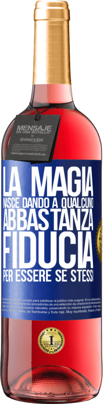 29,95 € Spedizione Gratuita | Vino rosato Edizione ROSÉ La magia nasce dando a qualcuno abbastanza fiducia per essere se stessi Etichetta Blu. Etichetta personalizzabile Vino giovane Raccogliere 2025 Tempranillo