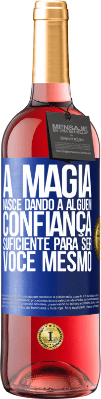 29,95 € | Vinho rosé Edição ROSÉ A magia nasce dando a alguém confiança suficiente para ser você mesmo Etiqueta Azul. Etiqueta personalizável Vinho jovem Colheita 2024 Tempranillo