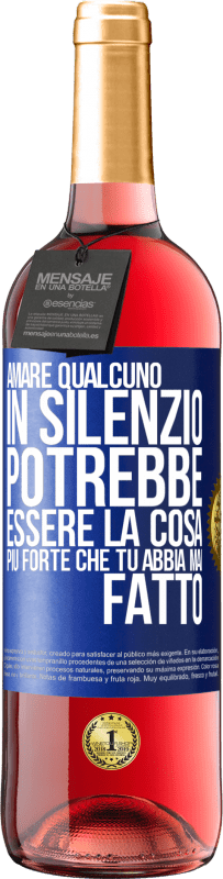 29,95 € Spedizione Gratuita | Vino rosato Edizione ROSÉ Amare qualcuno in silenzio potrebbe essere la cosa più forte che tu abbia mai fatto Etichetta Blu. Etichetta personalizzabile Vino giovane Raccogliere 2025 Tempranillo
