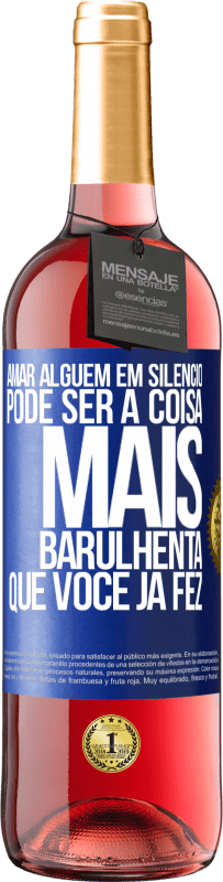 29,95 € | Vinho rosé Edição ROSÉ Amar alguém em silêncio pode ser a coisa mais barulhenta que você já fez Etiqueta Azul. Etiqueta personalizável Vinho jovem Colheita 2024 Tempranillo