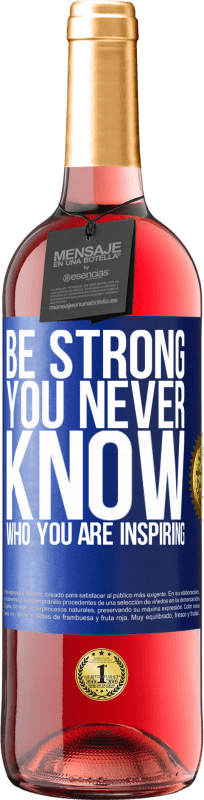 29,95 € | Розовое вино Издание ROSÉ Be strong. You never know who you are inspiring Синяя метка. Настраиваемая этикетка Молодое вино Урожай 2023 Tempranillo