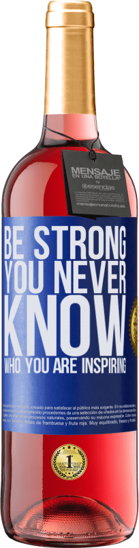 29,95 € | Vino Rosado Edición ROSÉ Be strong. You never know who you are inspiring Etiqueta Azul. Etiqueta personalizable Vino joven Cosecha 2024 Tempranillo