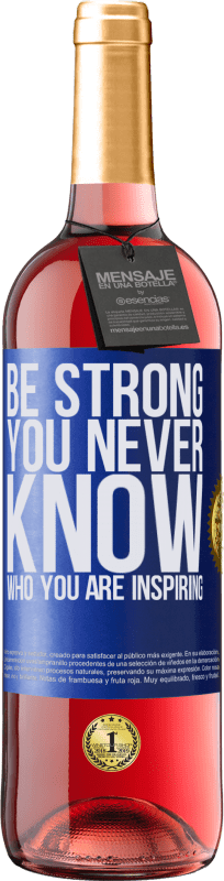 29,95 € | Roséwein ROSÉ Ausgabe Be strong. You never know who you are inspiring Blaue Markierung. Anpassbares Etikett Junger Wein Ernte 2024 Tempranillo