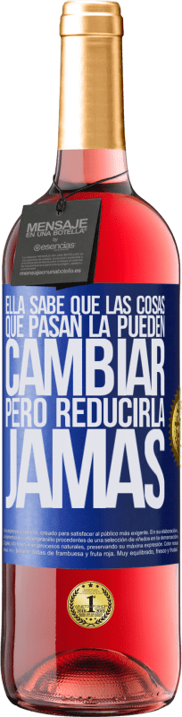 29,95 € | Vino Rosado Edición ROSÉ Ella sabe que las cosas que pasan la pueden cambiar, pero reducirla, jamás Etiqueta Azul. Etiqueta personalizable Vino joven Cosecha 2024 Tempranillo