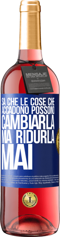 29,95 € Spedizione Gratuita | Vino rosato Edizione ROSÉ Sa che le cose che accadono possono cambiarla, ma ridurla, mai Etichetta Blu. Etichetta personalizzabile Vino giovane Raccogliere 2025 Tempranillo