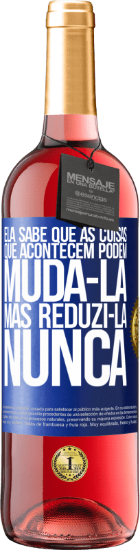 29,95 € | Vinho rosé Edição ROSÉ Ela sabe que as coisas que acontecem podem mudá-la, mas reduzi-la, nunca Etiqueta Azul. Etiqueta personalizável Vinho jovem Colheita 2024 Tempranillo