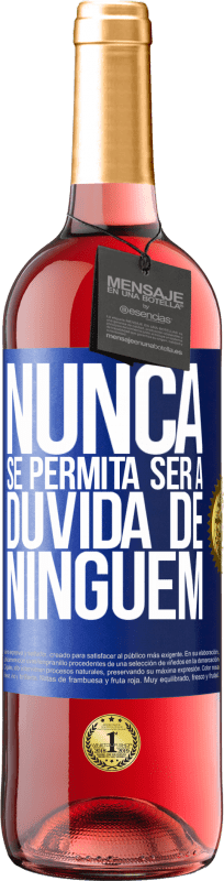 29,95 € | Vinho rosé Edição ROSÉ Nunca se permita ser a dúvida de ninguém Etiqueta Azul. Etiqueta personalizável Vinho jovem Colheita 2023 Tempranillo