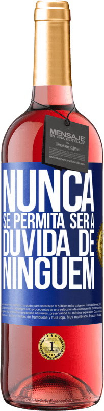 29,95 € Envio grátis | Vinho rosé Edição ROSÉ Nunca se permita ser a dúvida de ninguém Etiqueta Azul. Etiqueta personalizável Vinho jovem Colheita 2023 Tempranillo