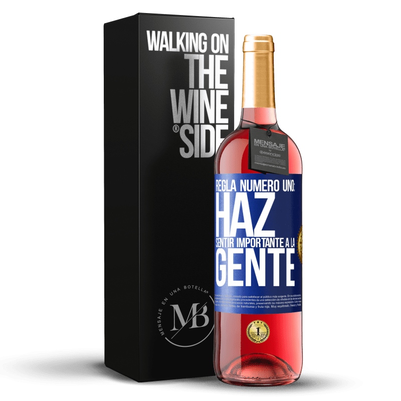 29,95 € Envío gratis | Vino Rosado Edición ROSÉ Regla número uno: haz sentir importante a la gente Etiqueta Azul. Etiqueta personalizable Vino joven Cosecha 2024 Tempranillo