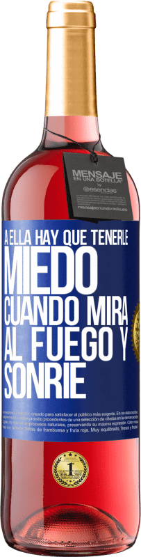 29,95 € | Vino Rosado Edición ROSÉ A ella hay que tenerle miedo cuando mira al fuego y sonríe Etiqueta Azul. Etiqueta personalizable Vino joven Cosecha 2024 Tempranillo