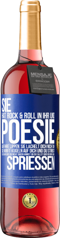 29,95 € | Roséwein ROSÉ Ausgabe Sie hat Rock & Roll in ihr und Poesie auf ihre Lippen. Sie lächelt dich nicht an, sie wirft Kugeln auf dich und du stirbst so sc Blaue Markierung. Anpassbares Etikett Junger Wein Ernte 2023 Tempranillo