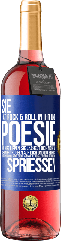 29,95 € | Roséwein ROSÉ Ausgabe Sie hat Rock & Roll in ihr und Poesie auf ihre Lippen. Sie lächelt dich nicht an, sie wirft Kugeln auf dich und du stirbst so sc Blaue Markierung. Anpassbares Etikett Junger Wein Ernte 2024 Tempranillo