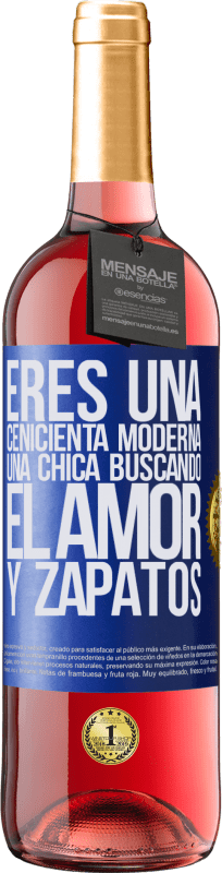 29,95 € Envío gratis | Vino Rosado Edición ROSÉ Eres una cenicienta moderna, una chica buscando el amor y zapatos Etiqueta Azul. Etiqueta personalizable Vino joven Cosecha 2024 Tempranillo