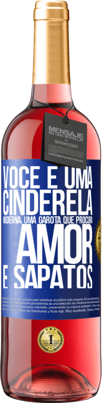 29,95 € | Vinho rosé Edição ROSÉ Você é uma cinderela moderna, uma garota que procura amor e sapatos Etiqueta Azul. Etiqueta personalizável Vinho jovem Colheita 2024 Tempranillo