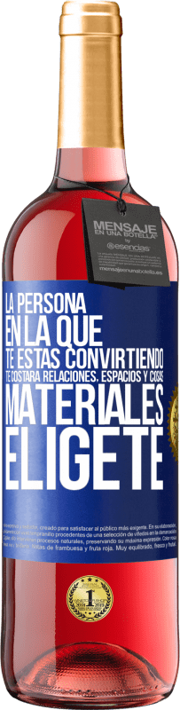 29,95 € | Vino Rosado Edición ROSÉ La persona en la que te estás convirtiendo te costará relaciones, espacios y cosas materiales. Elígete Etiqueta Azul. Etiqueta personalizable Vino joven Cosecha 2024 Tempranillo