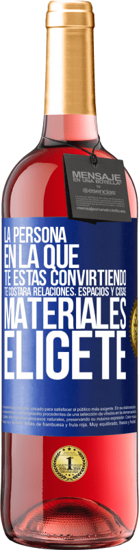 29,95 € Envío gratis | Vino Rosado Edición ROSÉ La persona en la que te estás convirtiendo te costará relaciones, espacios y cosas materiales. Elígete Etiqueta Azul. Etiqueta personalizable Vino joven Cosecha 2025 Tempranillo