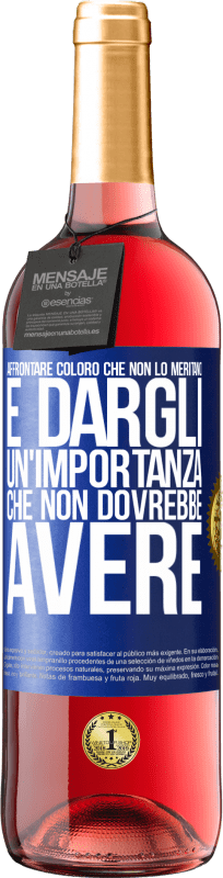 29,95 € Spedizione Gratuita | Vino rosato Edizione ROSÉ Affrontare coloro che non lo meritano è dargli un'importanza che non dovrebbe avere Etichetta Blu. Etichetta personalizzabile Vino giovane Raccogliere 2025 Tempranillo