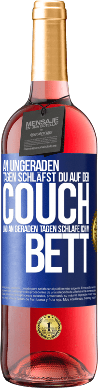 29,95 € | Roséwein ROSÉ Ausgabe An ungeraden Tagen schläfst du auf der Couch und an geraden Tagen schlafe ich im Bett. Blaue Markierung. Anpassbares Etikett Junger Wein Ernte 2024 Tempranillo