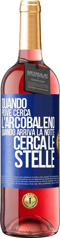 29,95 € | Vino rosato Edizione ROSÉ Quando piove, cerca l'arcobaleno, quando arriva la notte, cerca le stelle Etichetta Blu. Etichetta personalizzabile Vino giovane Raccogliere 2024 Tempranillo