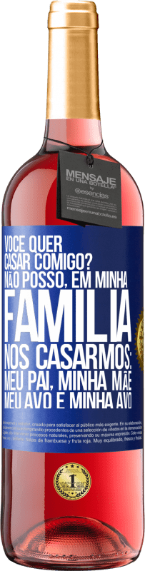 29,95 € | Vinho rosé Edição ROSÉ Você quer casar comigo? Não posso, em minha família, nos casarmos: meu pai, minha mãe, meu avô e minha avó Etiqueta Azul. Etiqueta personalizável Vinho jovem Colheita 2024 Tempranillo