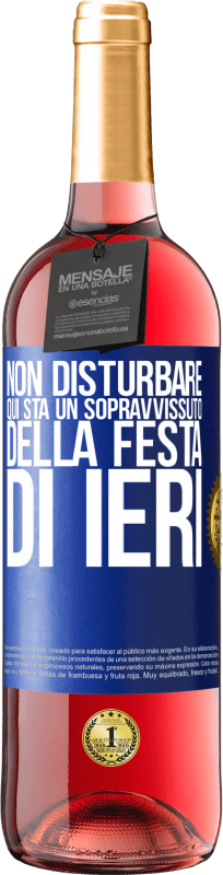 29,95 € Spedizione Gratuita | Vino rosato Edizione ROSÉ Non disturbare. Qui sta un sopravvissuto della festa di ieri Etichetta Blu. Etichetta personalizzabile Vino giovane Raccogliere 2025 Tempranillo