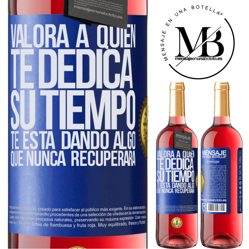 29,95 € Envío gratis | Vino Rosado Edición ROSÉ Valora a quien te dedica su tiempo. Te está dando algo que nunca recuperará Etiqueta Azul. Etiqueta personalizable Vino joven Cosecha 2023 Tempranillo