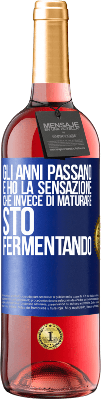 29,95 € | Vino rosato Edizione ROSÉ Gli anni passano e ho la sensazione che invece di maturare, sto fermentando Etichetta Blu. Etichetta personalizzabile Vino giovane Raccogliere 2024 Tempranillo