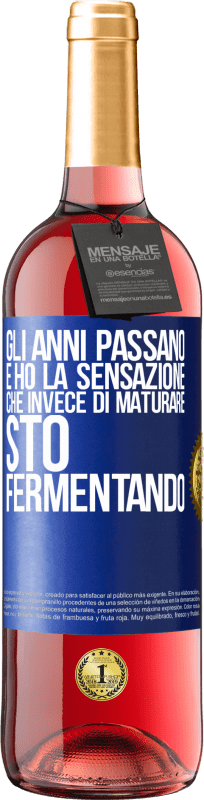 29,95 € Spedizione Gratuita | Vino rosato Edizione ROSÉ Gli anni passano e ho la sensazione che invece di maturare, sto fermentando Etichetta Blu. Etichetta personalizzabile Vino giovane Raccogliere 2025 Tempranillo