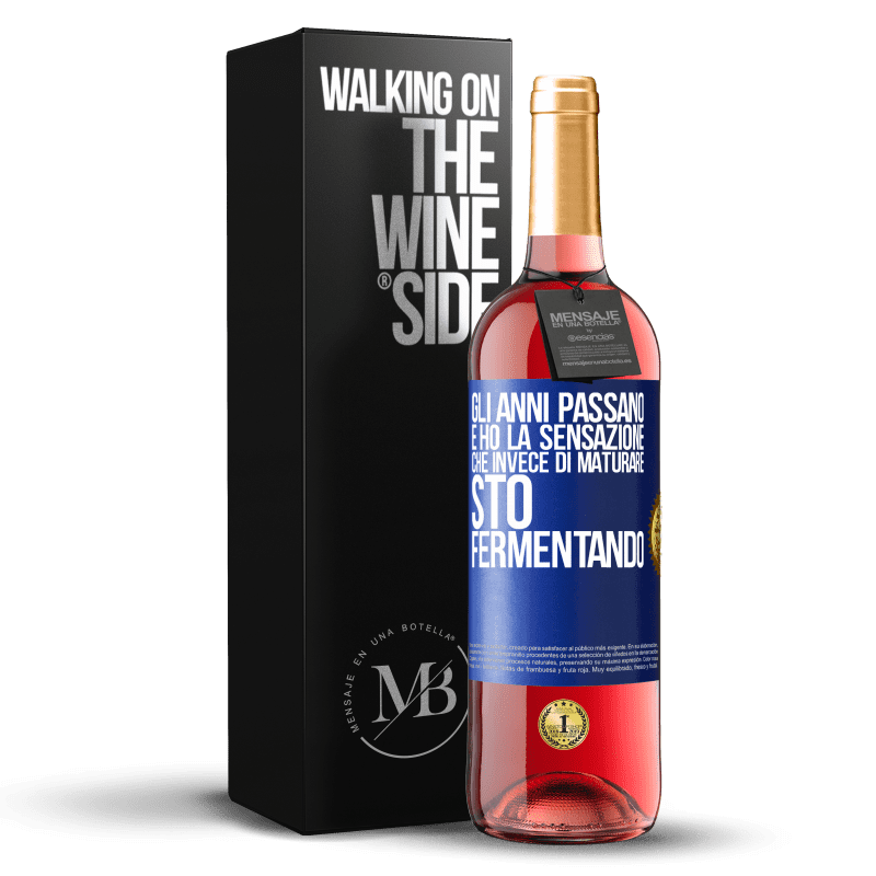 29,95 € Spedizione Gratuita | Vino rosato Edizione ROSÉ Gli anni passano e ho la sensazione che invece di maturare, sto fermentando Etichetta Blu. Etichetta personalizzabile Vino giovane Raccogliere 2024 Tempranillo