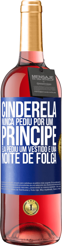 29,95 € | Vinho rosé Edição ROSÉ Cinderela nunca pediu por um príncipe. Ela pediu um vestido e uma noite de folga Etiqueta Azul. Etiqueta personalizável Vinho jovem Colheita 2023 Tempranillo