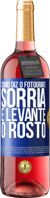 Envio grátis | Vinho rosé Edição ROSÉ Como diz o fotógrafo, sorria e levante o rosto Etiqueta Azul. Etiqueta personalizável Vinho jovem Colheita 2023 Tempranillo